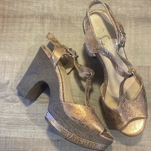 Made in Spain sz 38 bronze crackled leather. Lightweight platform r-strap.